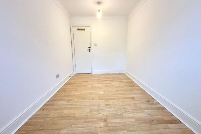 Flat to rent in Boston Road, London