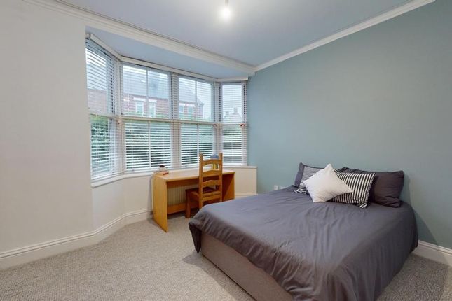 A Spacious And Well-Lit Double Bedroom With A Cozy...