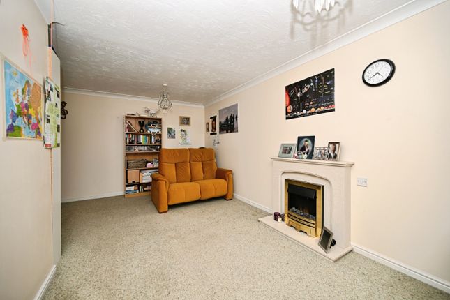 42, Ross Court, Rugby photo 3