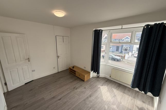 18, Manser Road, Rainham photo 5