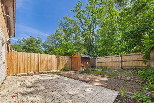 8 Coronet Close, Crawley photo 3