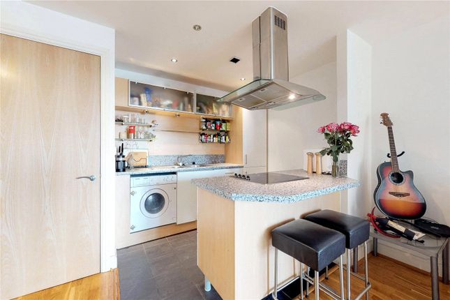 Flat for sale in Oyster Wharf, London