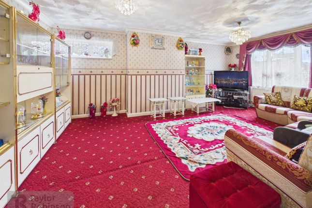 9, Nesbit Court, Crawley photo 2