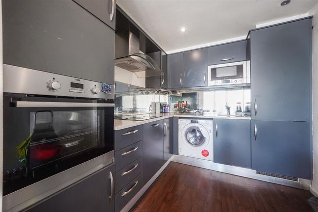 Flat 172, The Oxygen, Royal Victoria Dock photo 3