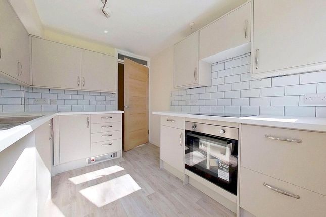 62, Courtfields, Lancing photo 3