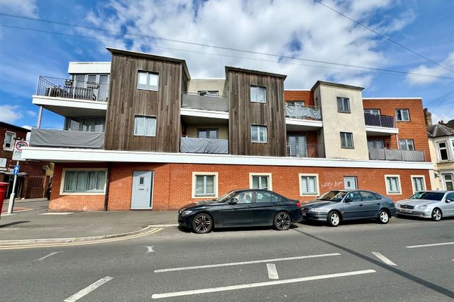 Thumbnail Flat to rent in West Road, Westcliff-On-Sea