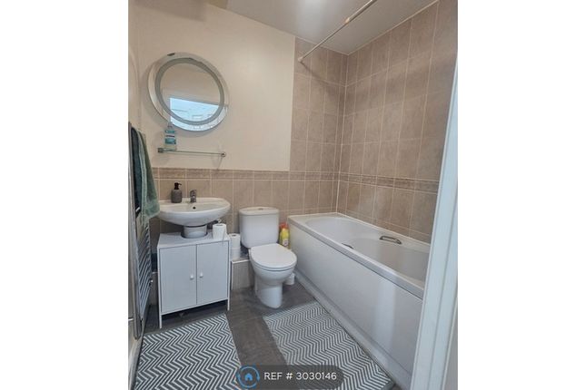 Flat, Anemone Court Enstone Road, Enfield photo 5