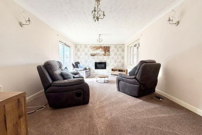 8, Hunters Close, Great Coates photo 2