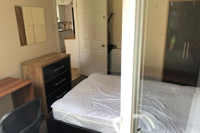 2 Astbury Avenue, Poole photo 3