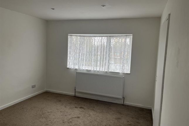 92, Plash Drive, Stevenage photo 4