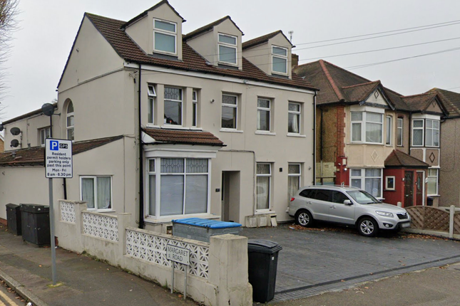Studio flat on 80 , Heath Park Road, Romford, £1,350/mo