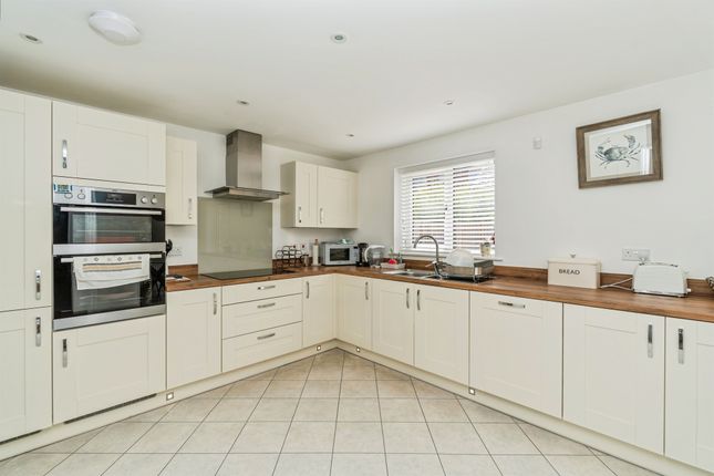 121, Harrison Way, Southampton photo 4