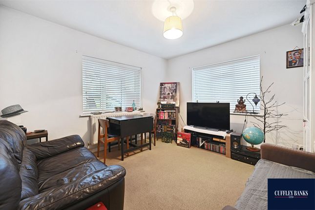 20, Christchurch Green, Middlesex photo 3