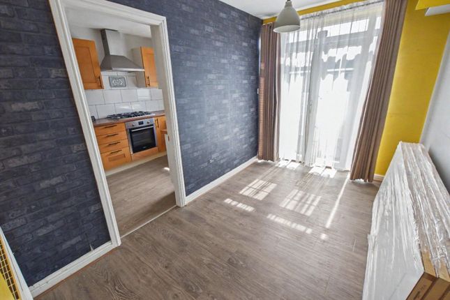 18, Thornton Avenue, West Yorkshire photo 4