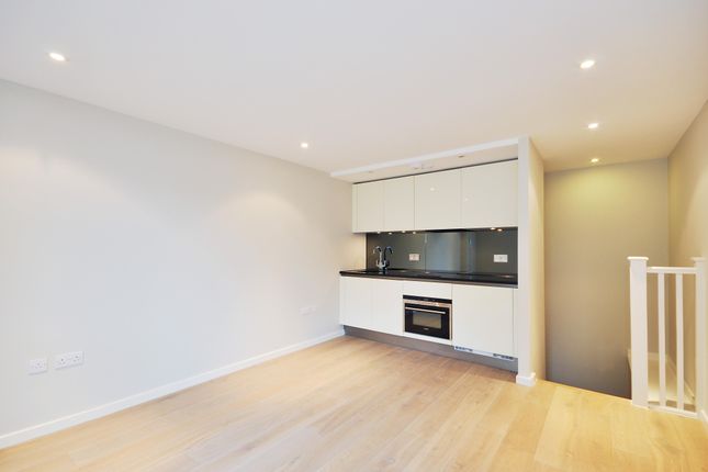 Thumbnail Flat to rent in Blackthorn Avenue, London