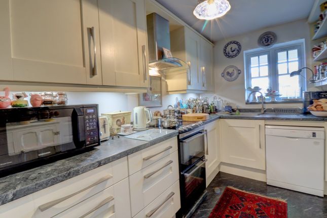 34, Saunderton Vale, High Wycombe photo 3