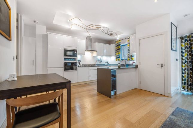 Thumbnail Flat for sale in Houghton Square, Clapham North, London