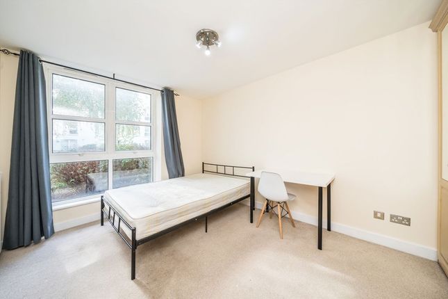 66, Barrier Point Road, London photo 4