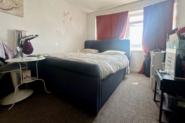 2-bed flat on Ruskin Walk, London, £245,000