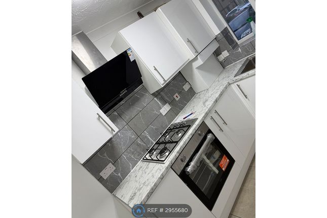 Swan Drive, London photo 4