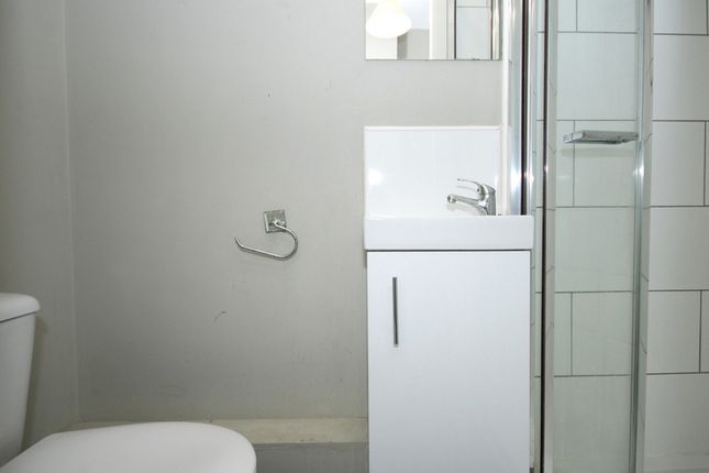 Flat Room 2, 171, Carr House Road, Doncaster photo 5