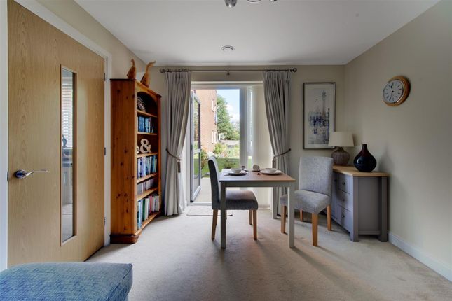 Apt 12, The Oaks Cedar Avenue, Stoke-On-Trent photo 2