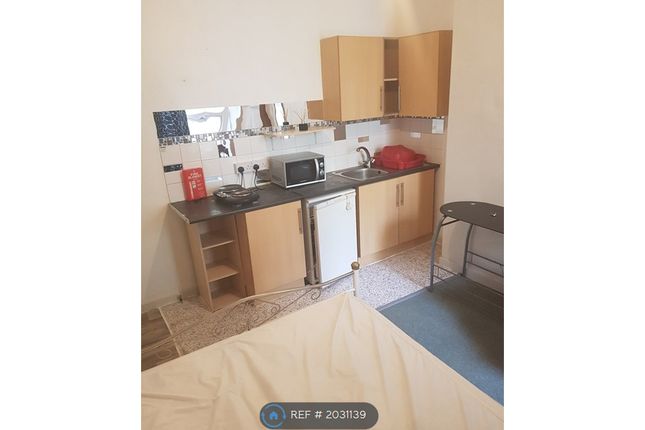 Room to rent in Woodlands Terrace, Swansea