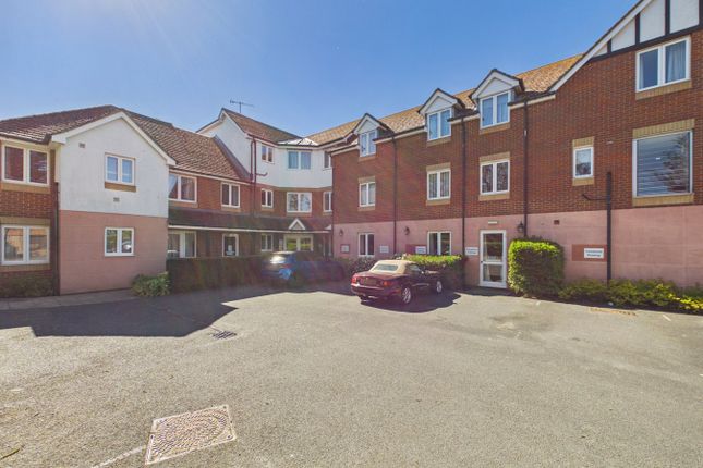 1-bed flat on Dickens Lodge, Wealdhurst Park, Broadstairs, £140,000