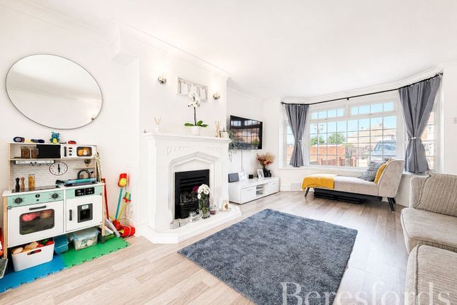 5, Esmond Close, Rainham photo 4