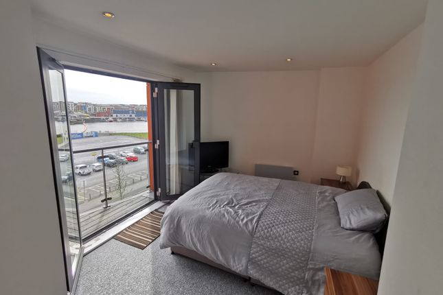 Flat to rent in South Quay, Swansea