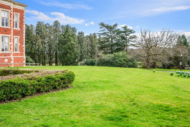 Flat for sale in Royal Earlswood Park, Redhill