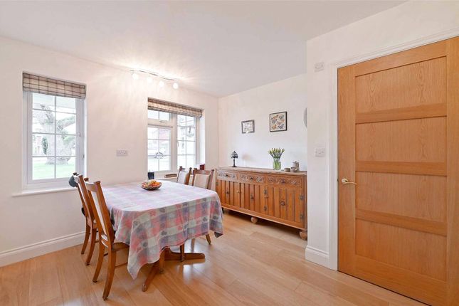 42, The Binghams, Berkshire photo 4