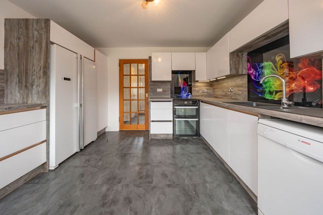 14 Fells Rigg, Livingston photo 3