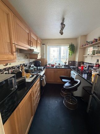 8 Reeves Court, Canterbury Gardens, Salford photo 3