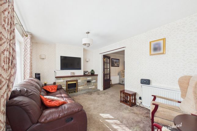 22 Dover Hedge, Aylesbury photo 2