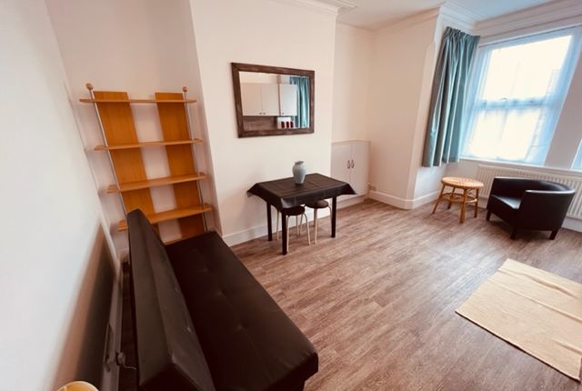 Thumbnail Flat to rent in Warwick Road, Bounds Green