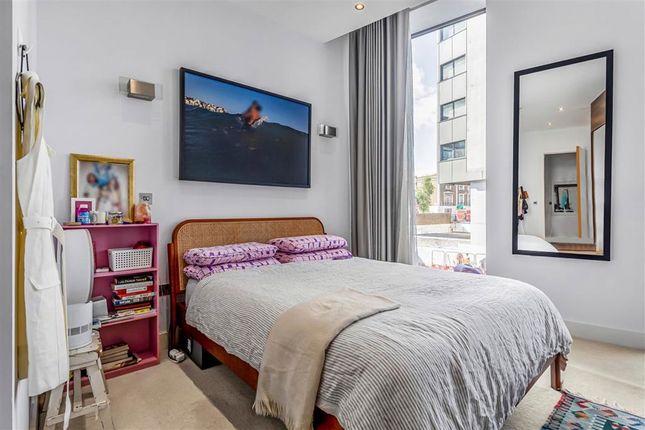 Flat 12, Regent Canalside, London photo 3