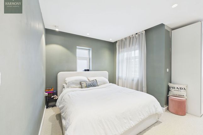 Flat 7, 7A, Heather Close, London photo 2