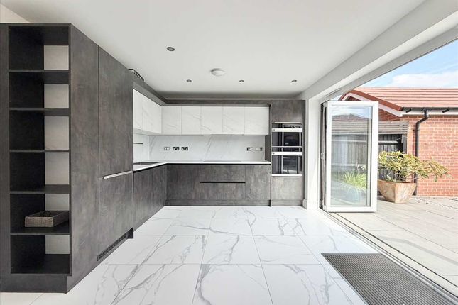 21, Pipit Grove, Nottingham photo 2