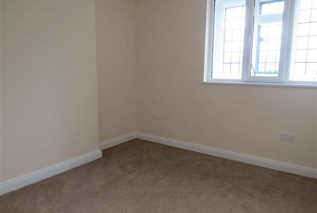 Flat to rent in The Parade, Northampton