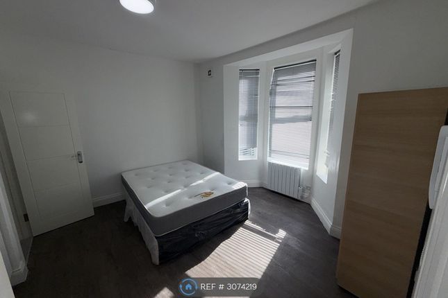 Flat   Garratt Lane, London photo 2