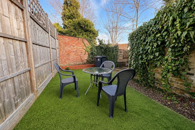 10 Ree Lane Cottages Englands Lane, Loughton photo 4