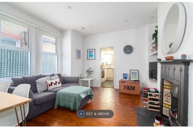 Flat   Gambole Road, London photo 2