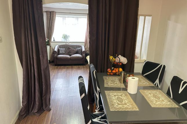 2, Heathlands Way, Hounslow photo 3