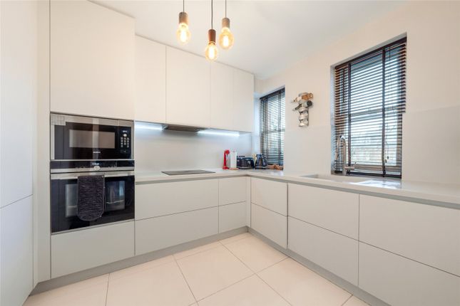 Flat for sale in Sutherland Avenue, Maida Vale, London