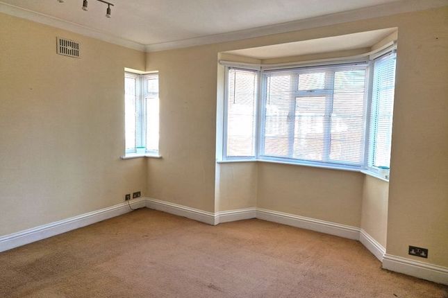 6a Nugents Court, St Thomas Drive, Hatch End photo 3