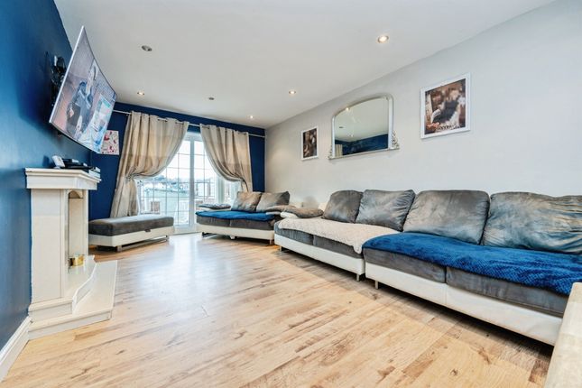 33, Priestleys, Luton photo 3