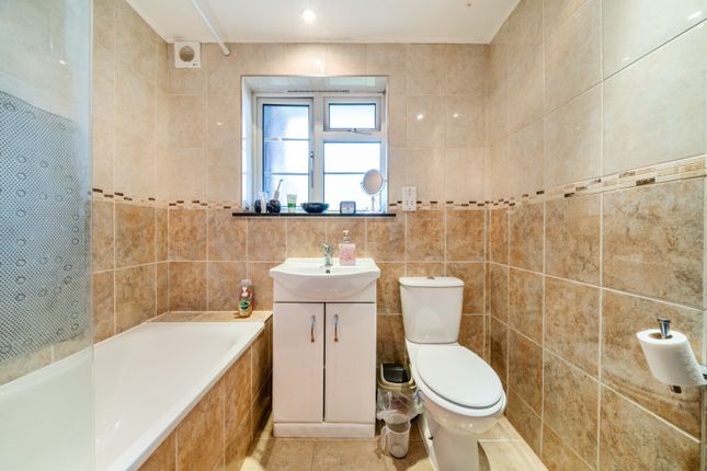 Flat for sale in Wilmer Crescent, Kingston Upon Thames