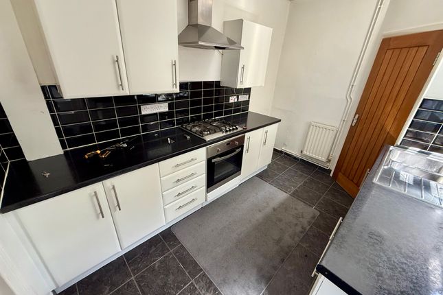 49, LUTON photo 5