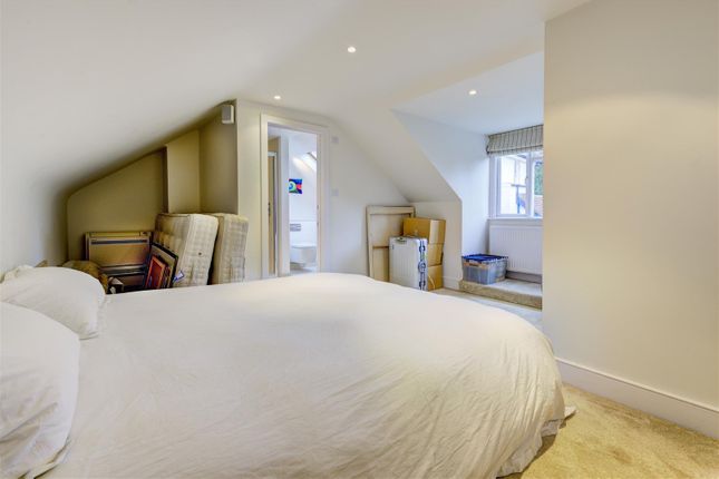 D0398 5 The Village Nw3 Topbed.Jpg